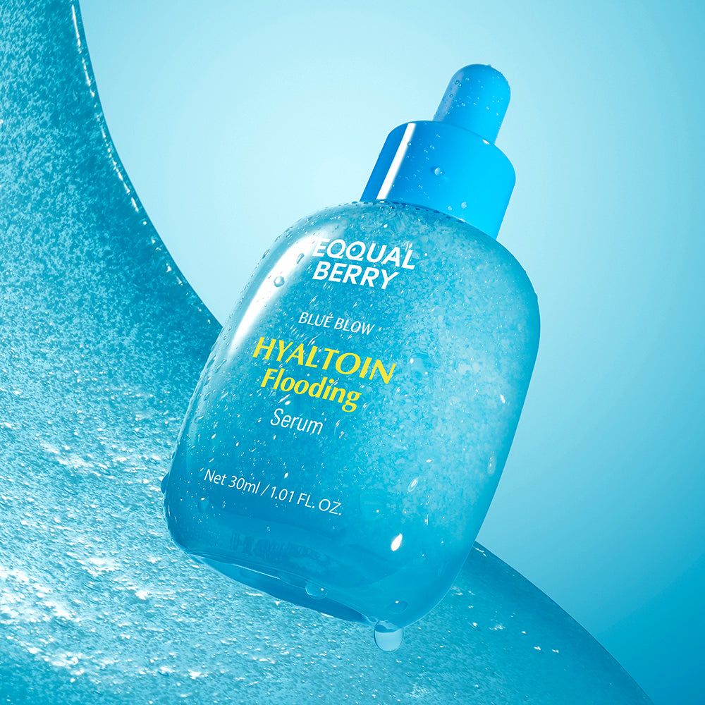 Blauer Flakon mit Pipette, EQQUALBERRY Hyaltoin Flooding Serum, 30ml, umgeben von Eiswürfeln.