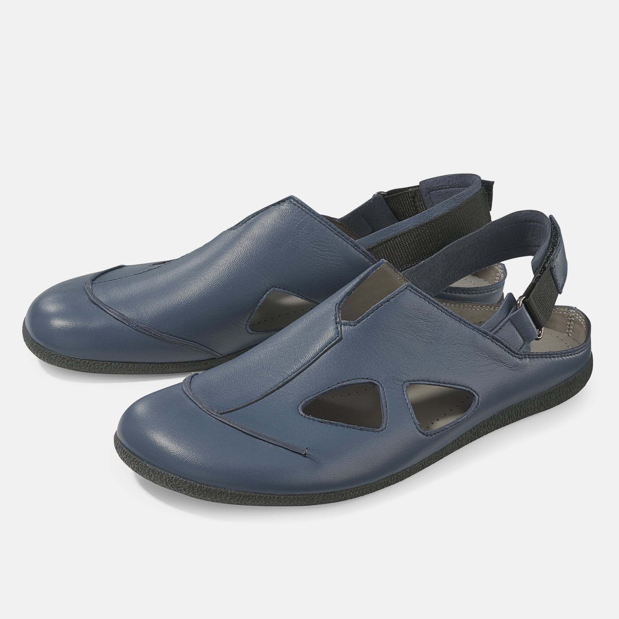 Blaue Sandalen mit breiter Passform. Offene Zehenpartie, Fersenriemen. Lederoptik.