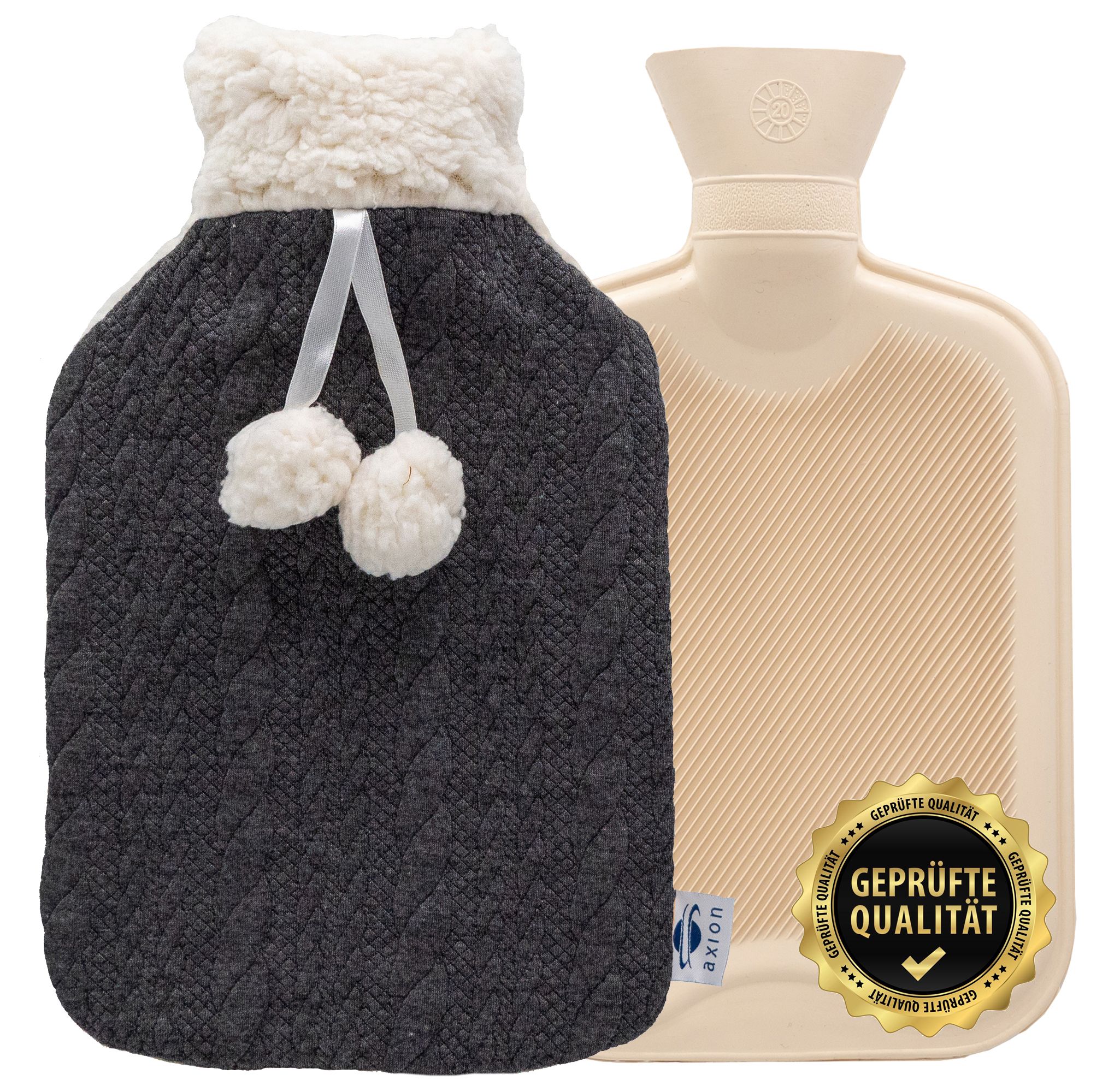 Wärmflasche mit dunkelgrauem Bezug und weißem Plüsch. Mit zwei Bommeln und dem axion Logo. Geprüfte Qualität.