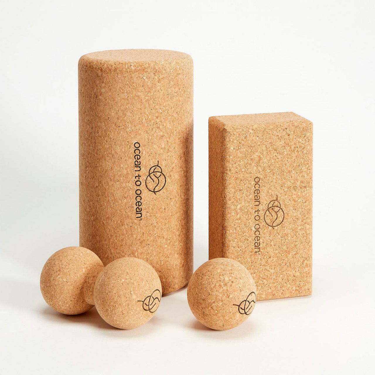 Yogazubehör aus Kork: Block, Rolle, Kugeln, mit Logo "ocean to ocean".
