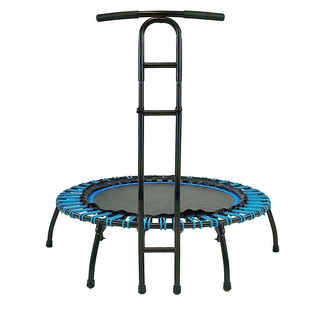Rundes Trampolin mit blauem Rand und Haltegriff. Schwarze Metallkonstruktion mit vier Füßen. Oberer Griff.
