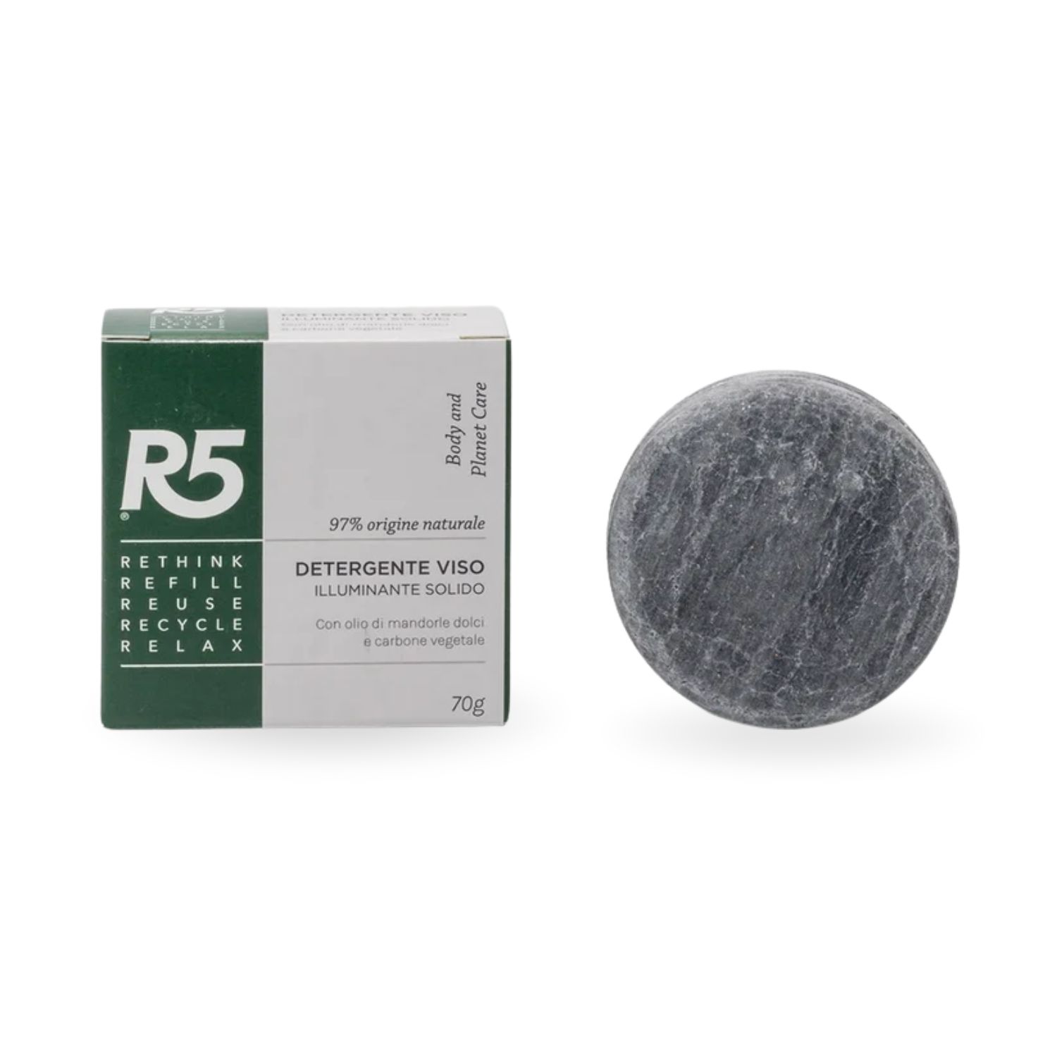 Grauer, runder Gesichtsreiniger neben Verpackung. Verpackung mit Text: R5, Detergente Viso Solido Illuminante.