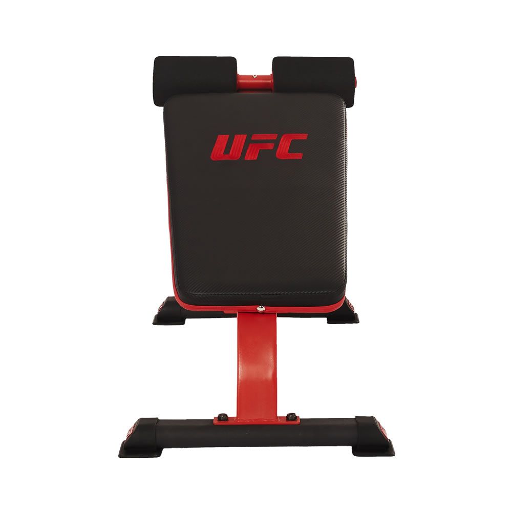 Rote und schwarze Mini-Ab-Bench. Gepolsterte Sitzfläche, Beinpolster, rotes Metallgestell. UFC-Logo auf der Sitzfläche und den Füßen. Frontansicht.