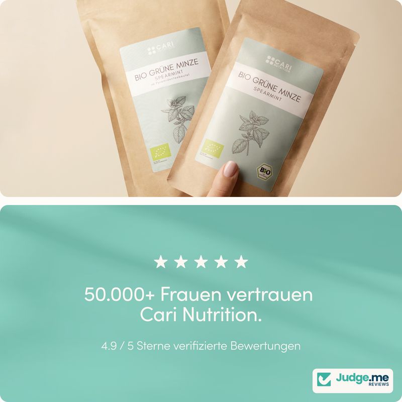 Zwei braune Papiertüten mit Bio Grüne Minze Tee von Cari Nutrition, eine wird von einer Hand gehalten.