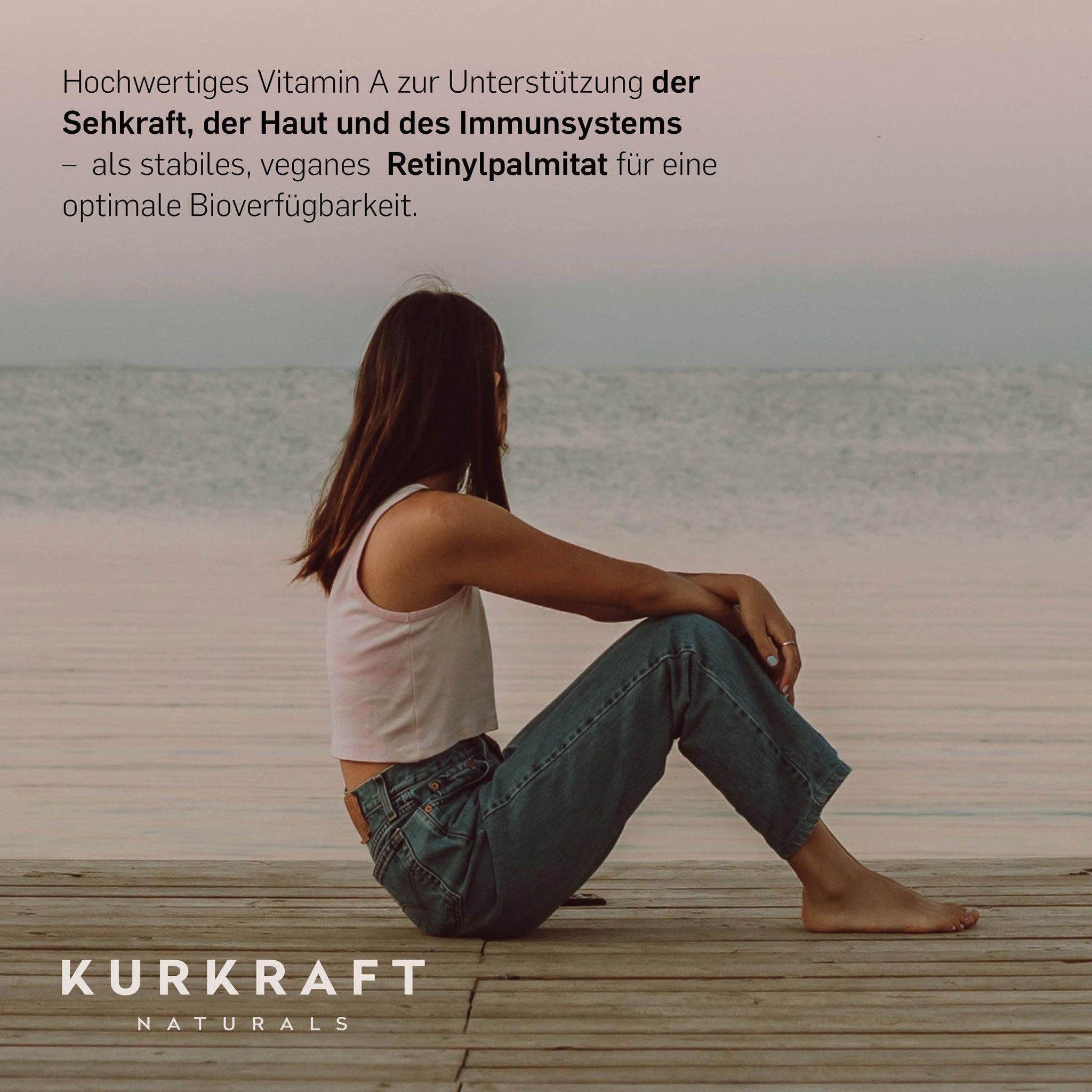 Eine Frau sitzt auf einem Holzsteg. Text: Kurkraft Naturals. Hochwertiges Vitamin A für Sehkraft, Haut und Immunsystem.