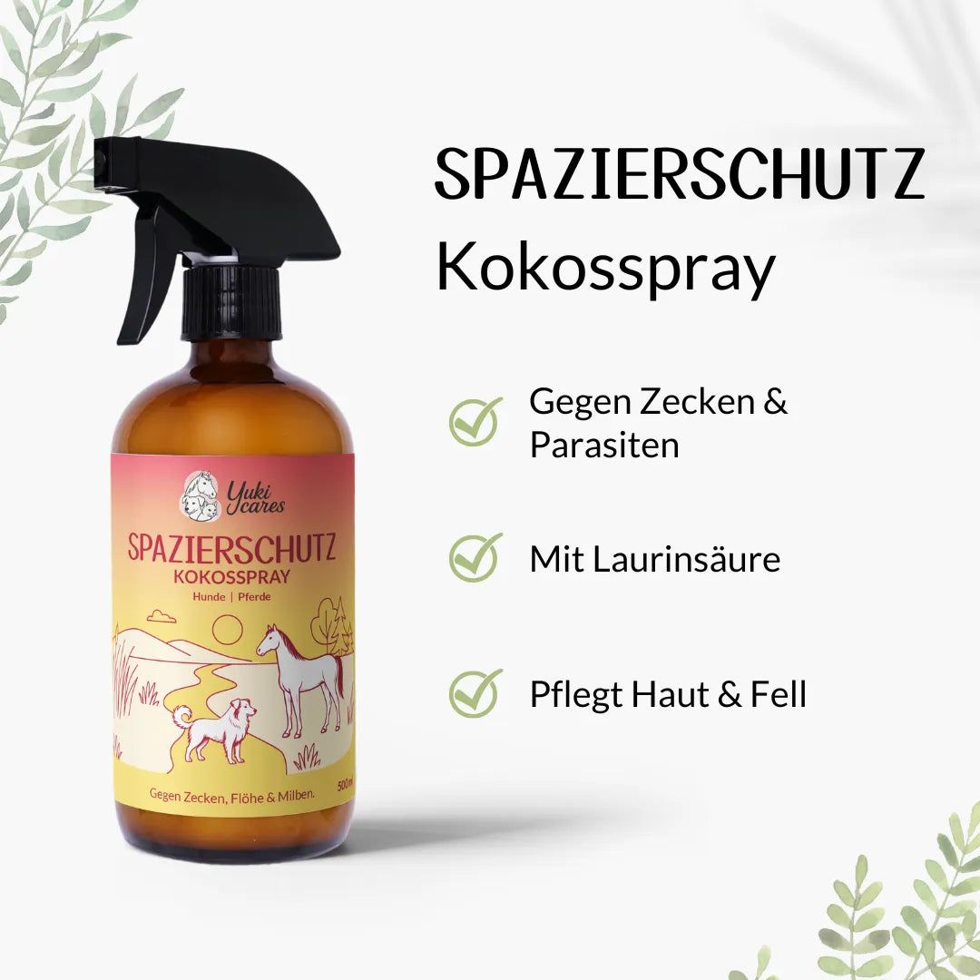 Braune Sprühflasche mit schwarzem Sprühkopf. Etikett mit Produktname und Logo. Text: Gegen Zecken & Parasiten, Mit Laurinsäure, Pflegt Haut & Fell.