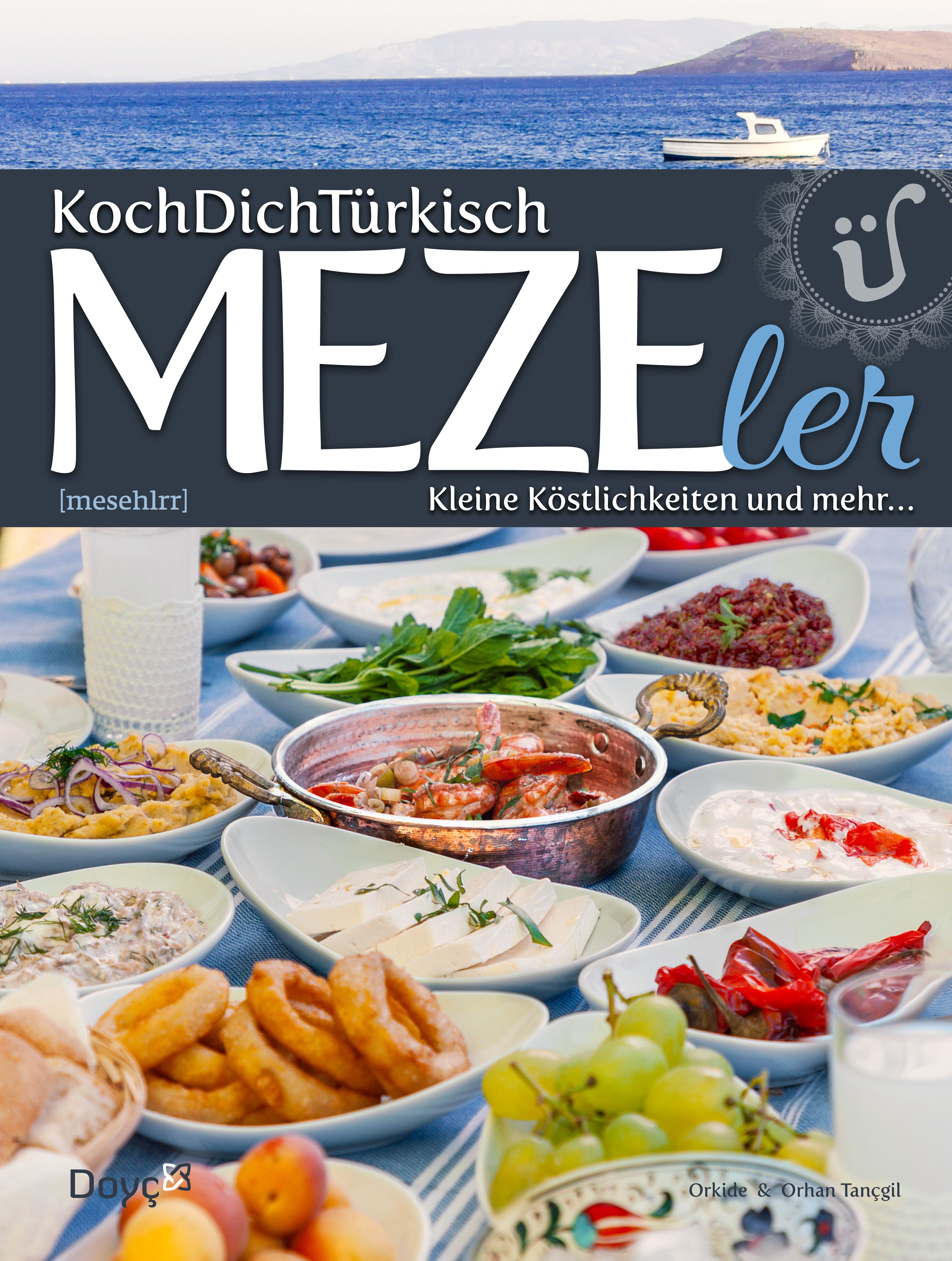 Kochbuch "MEZEler". Titel in Türkisch und Deutsch. Auf dem Cover: Meze-Gerichte auf einem Tisch mit Meerblick.