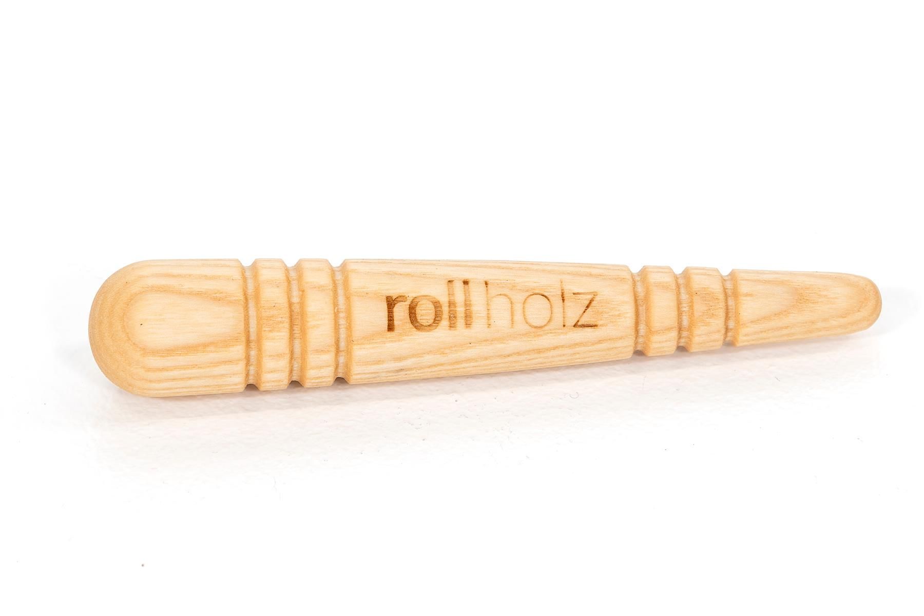 Holz Triggerstift mit geriffelten Griffbereichen und abgerundeter Spitze. Der Schriftzug "rollholz" ist sichtbar.