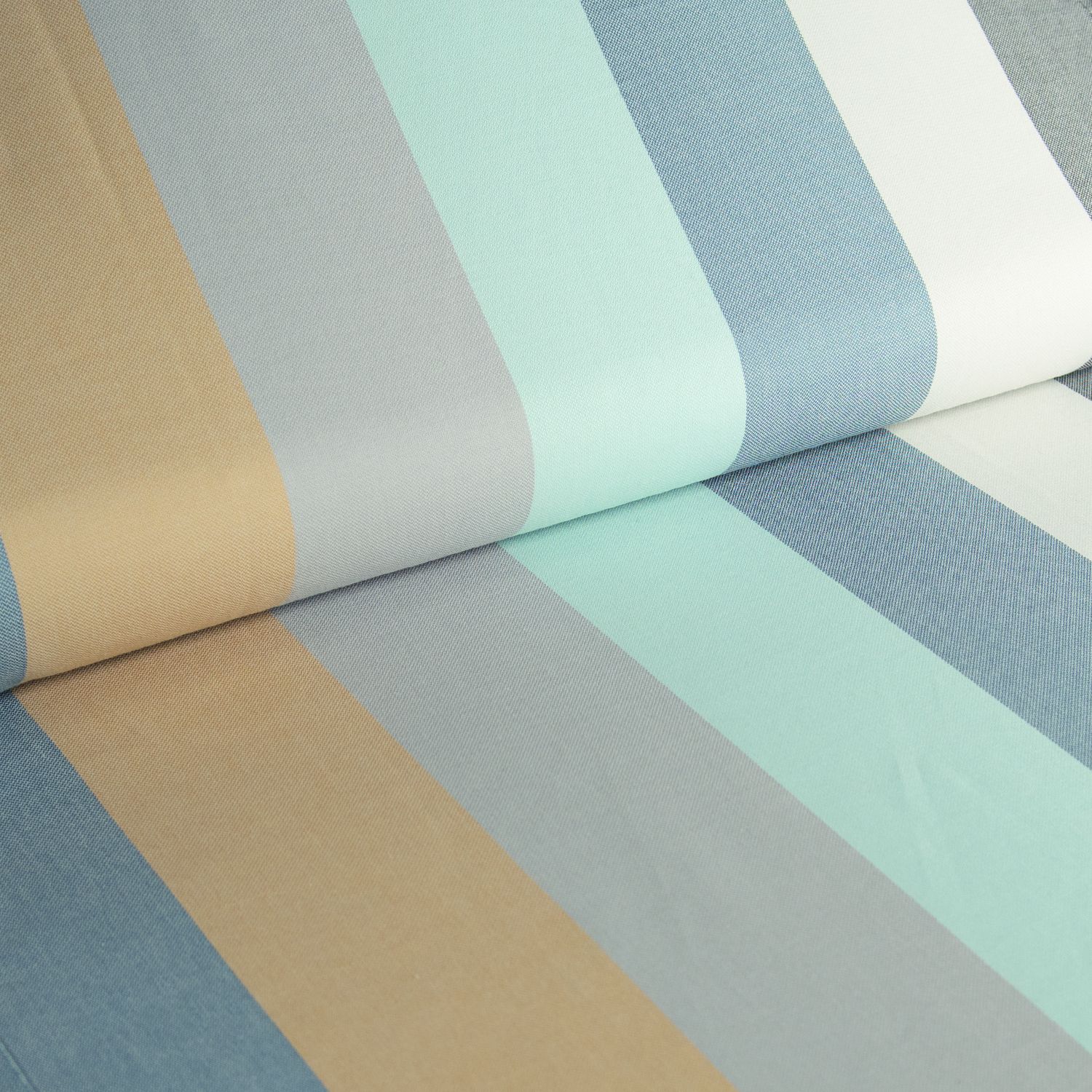 Nahaufnahme eines Stoffes mit farbigen Streifen. Helles Blau, Beige, Grau und Weiß.