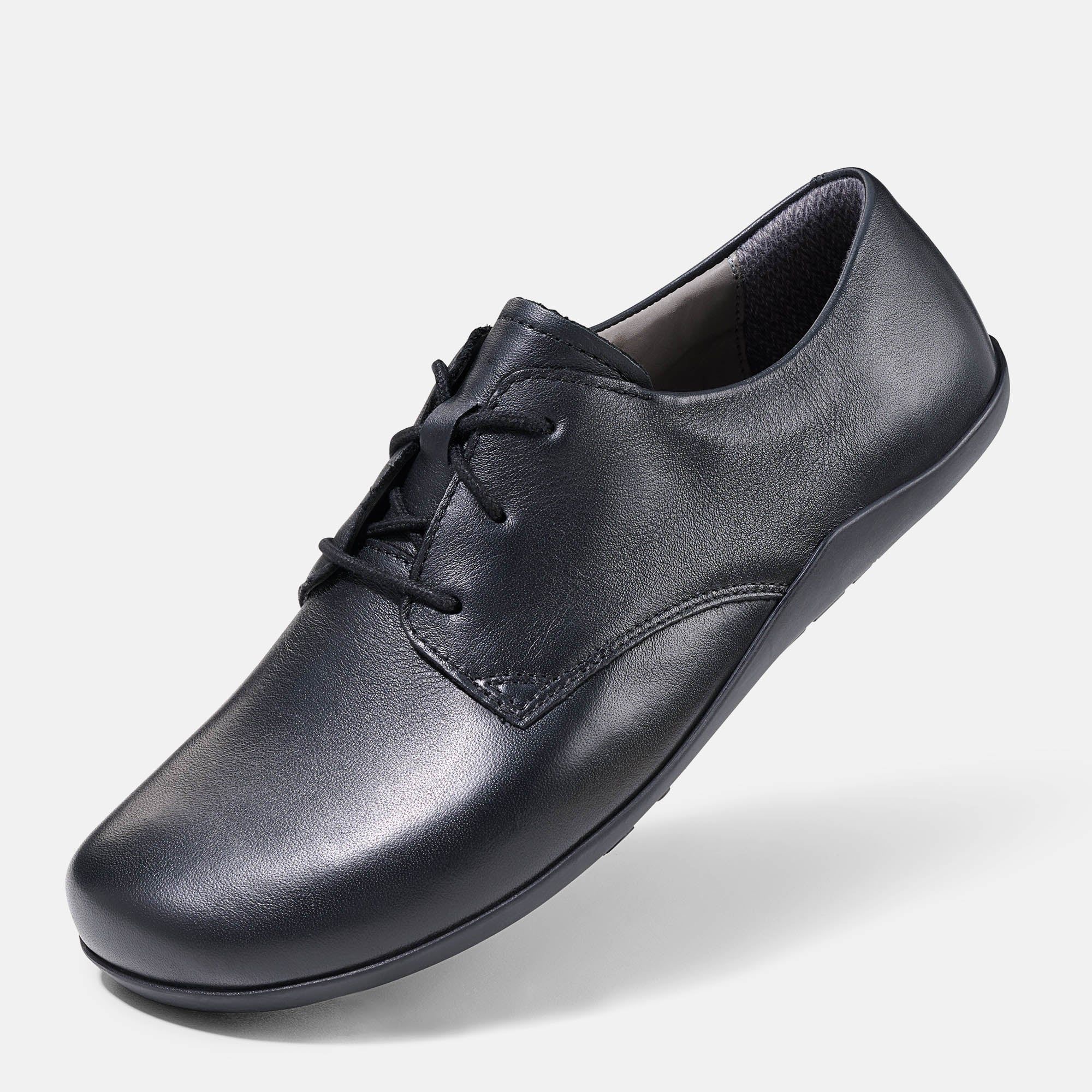 Schwarzer Lederschnürschuh. Breite Passform. Schuh leicht schräg gestellt, von der Seite gesehen.