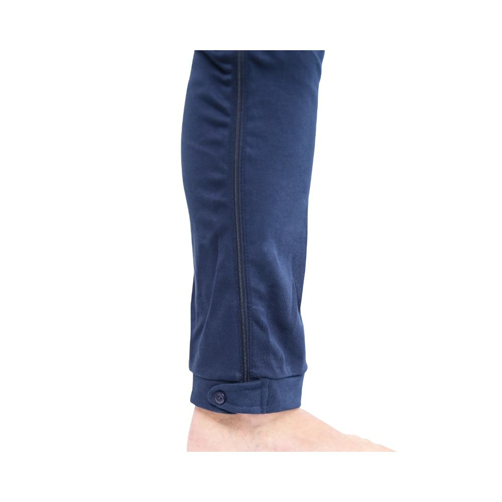 Detailansicht des Beinabschlusses eines blauen Pflegeoveralls. Ein Knopf ist sichtbar.