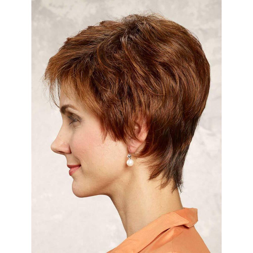 Kurzhaarperücke in Rotbraun. Profil einer Frau mit Perücke. Ohrringe. Bluse in Orange.