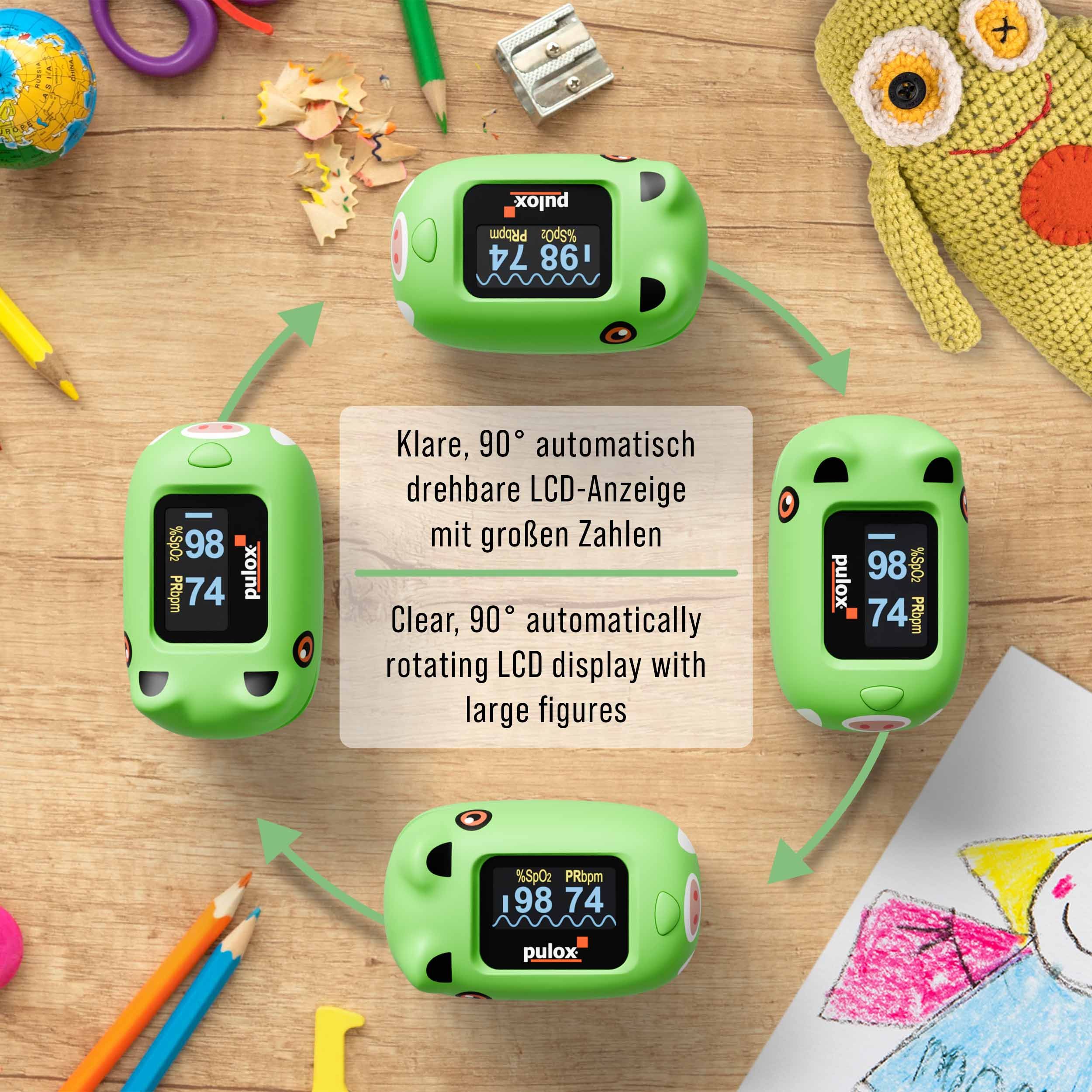 Vier grüne Pulsoximeter mit LCD-Anzeige. Text: 98, 74, Pulox. Anordnung: Kreisförmig, um Text. Hintergrund: Holz.