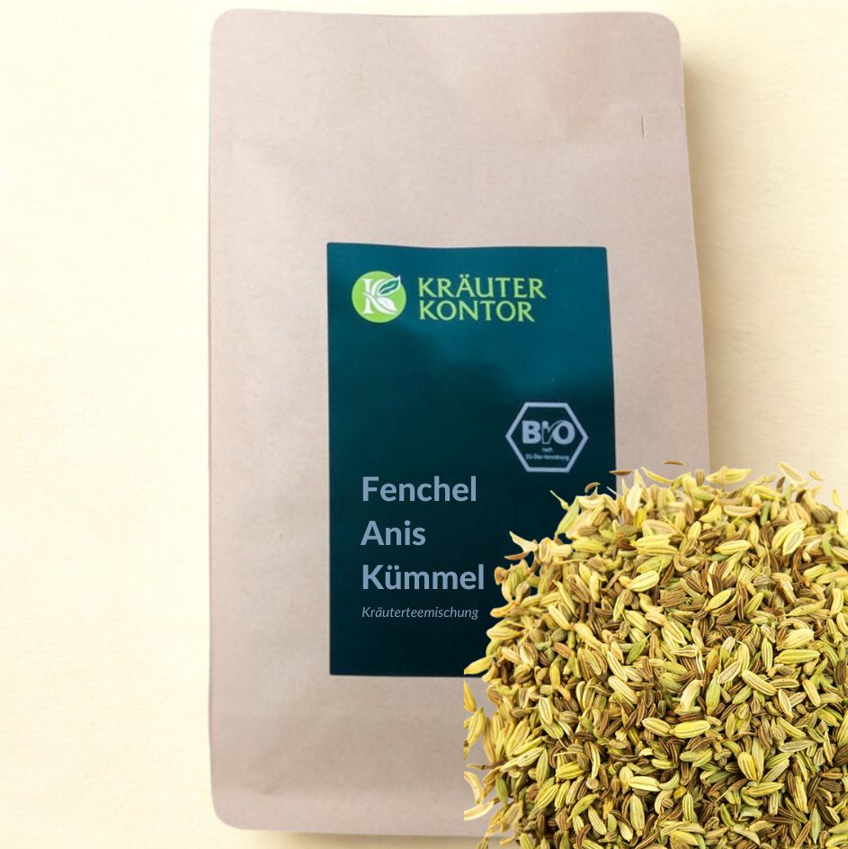 Kräuterkontor-Teebeutel mit Fenchel-Anis-Kümmel-Aufdruck und Bio-Siegel. Daneben ein Haufen Tee.