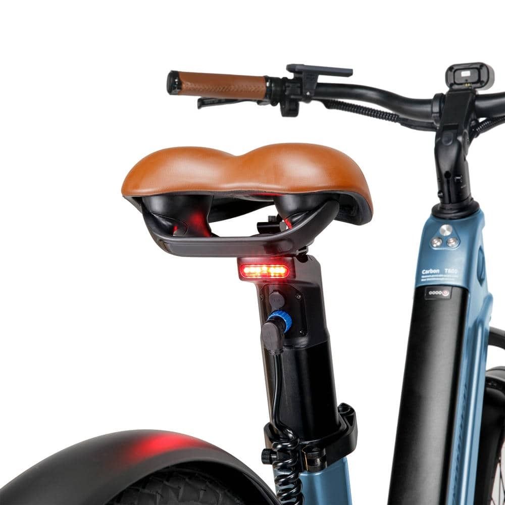 E-Bike-Sattel mit Rücklicht. Brauner Sattel, schwarze Stange und blaue Rahmen.