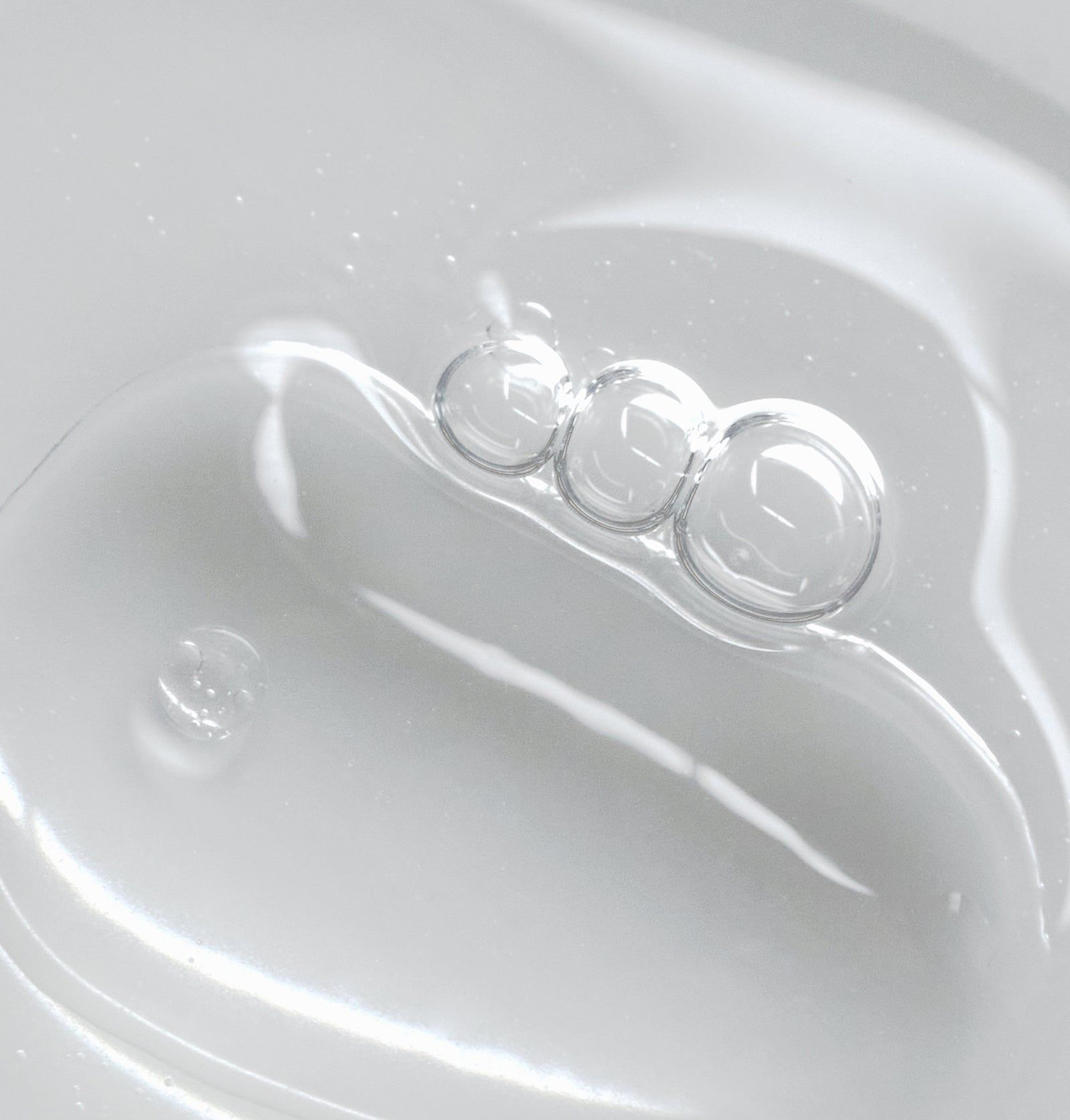 Nahaufnahme von Serum. Klare, gelartige Flüssigkeit mit Luftblasen.