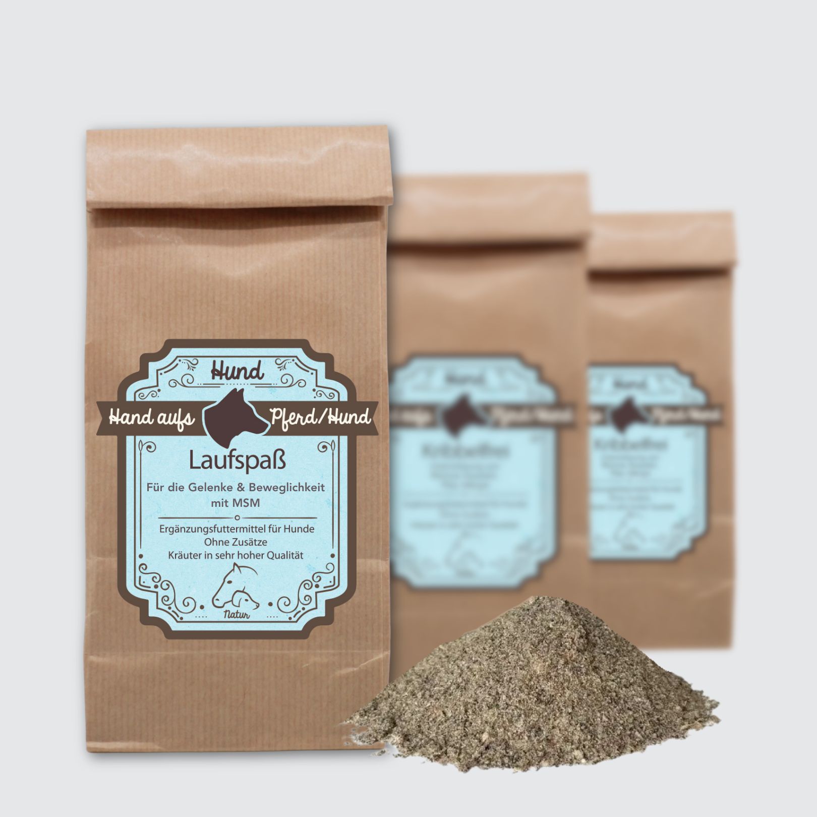 Drei braune Papiertüten mit Produktetiketten und Kräuterpulver. Text: Hund, Laufspaß, Für die Gelenke & Beweglichkeit mit MSM.