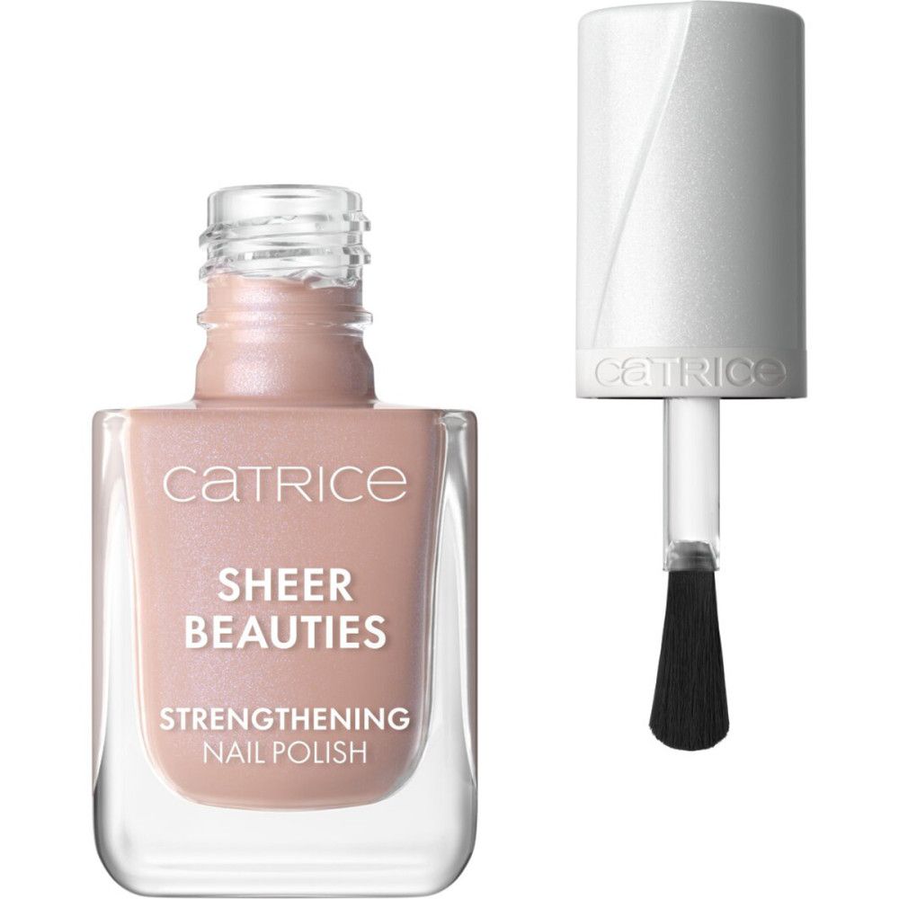 Nagellackflasche mit Pinsel. Aufschrift: Catrice, Sheer Beauties, Strengthening Nail Polish. Rosa Farbton, transparente Flasche.