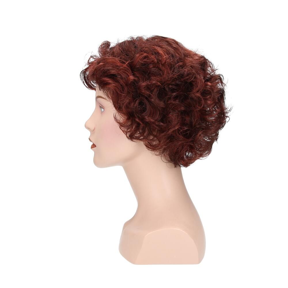 Perücke Maryna von Lofty, rotbraunes, lockiges Haar, auf einem Schaufensterkopf. Seitenansicht.