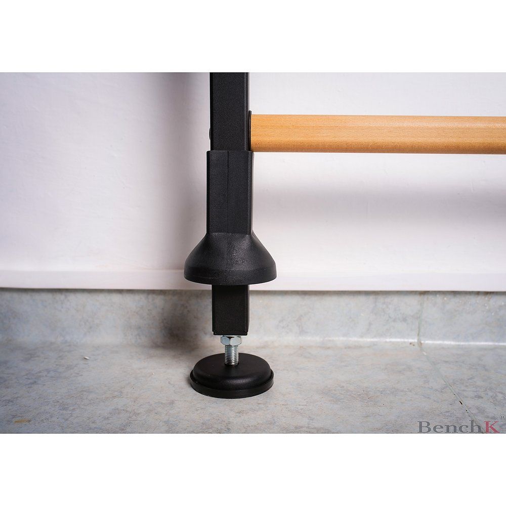 Schwarzer Metallrahmen mit Holzstange. BenchK-Logo unten rechts. Verstellbarer Fuß mit Schraube.