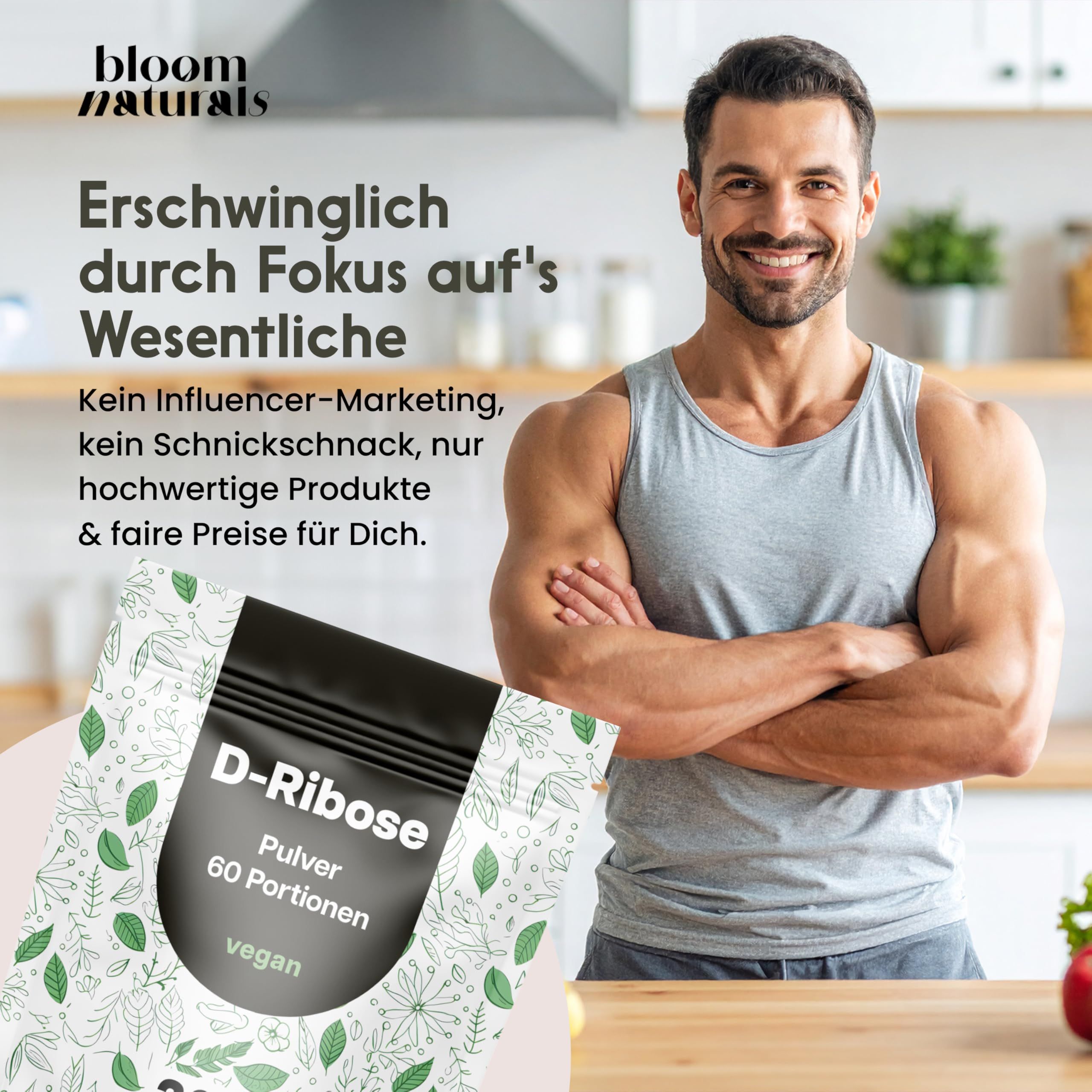 Mann lächelt, Arme verschränkt. Im Hintergrund: Produktbeutel mit D-Ribose, 60 Portionen. Text: Erschwinglich durch Fokus auf's Wesentliche.