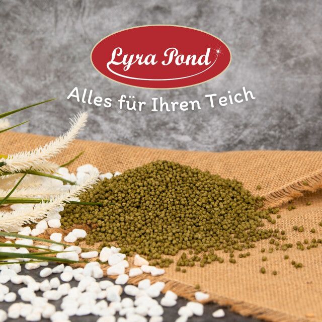 Grüne Pellets auf Jutegewebe. Logo: Lyra Pond. Text: Alles für Ihren Teich. Weiße Steine.