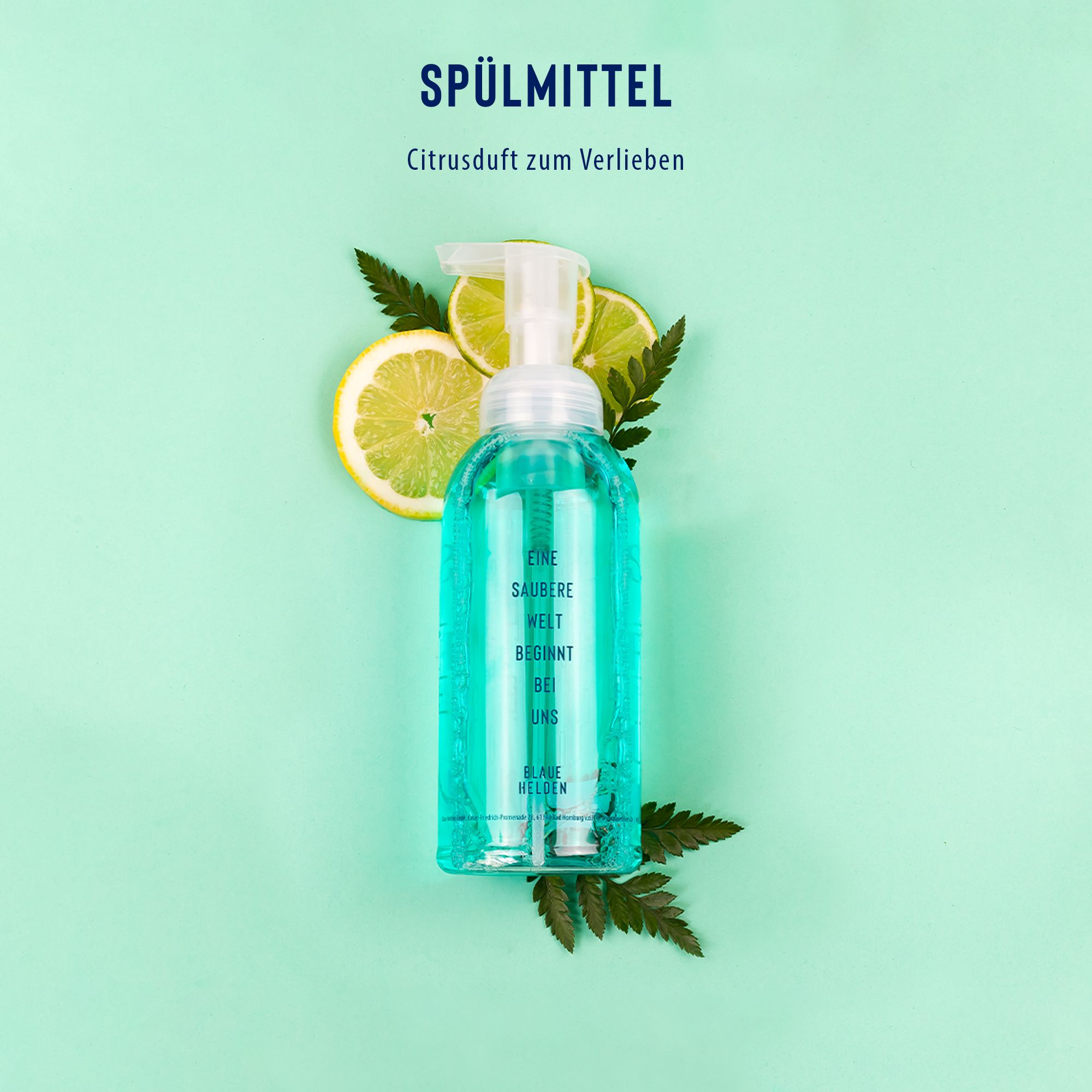 Türkisgrüne Spülmittelflasche mit Zitronen und Blättern. Aufschrift: Eine saubere Welt beginnt bei uns. Blaue Helden.