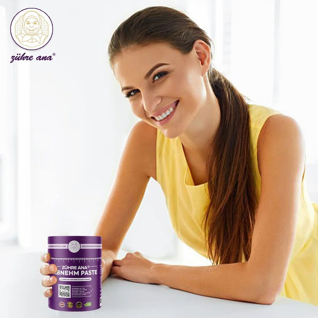 Frau hält eine Dose Zühre Ana Abnehm Paste. Auf der Dose ist der Produktname deutlich sichtbar.