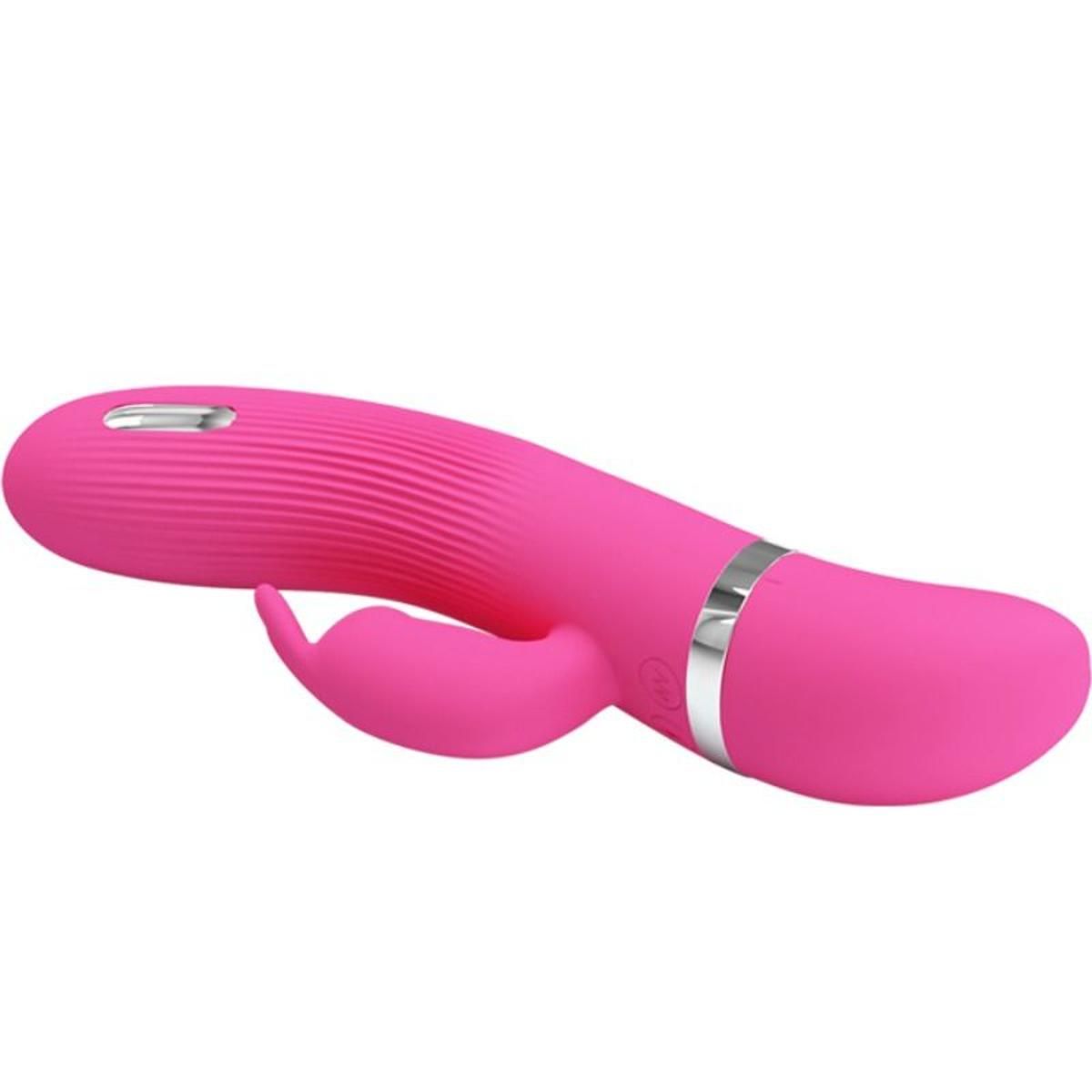 Pinkfarbener Vibrator mit geriffelter Oberfläche und Hasenohren. Silberfarbene Akzente. Auf weißem Hintergrund.
