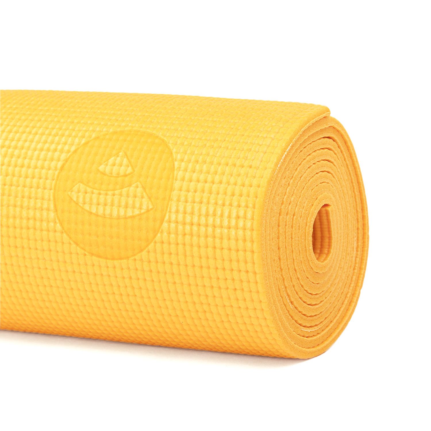 Gerollte gelbe Yogamatte. Logo sichtbar. Geriffelte Oberfläche. Auf weißem Hintergrund.