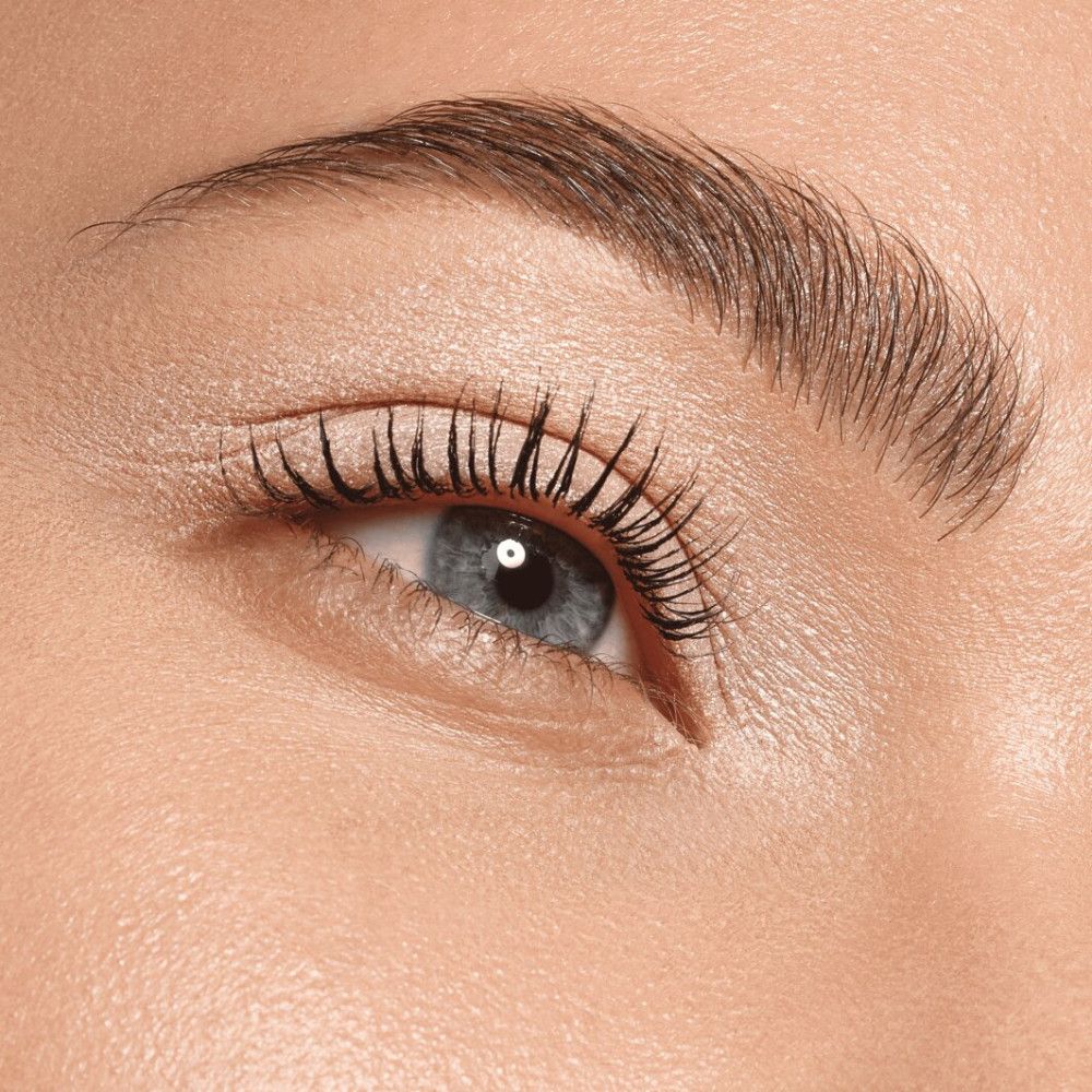 Nahaufnahme eines Auges. Blaues Auge mit Wimperntusche und Lidschatten.