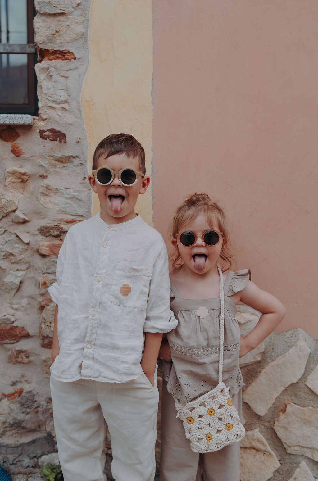 Ein blumenförmiger Sticker in Beige auf der Kleidung eines Kindes.