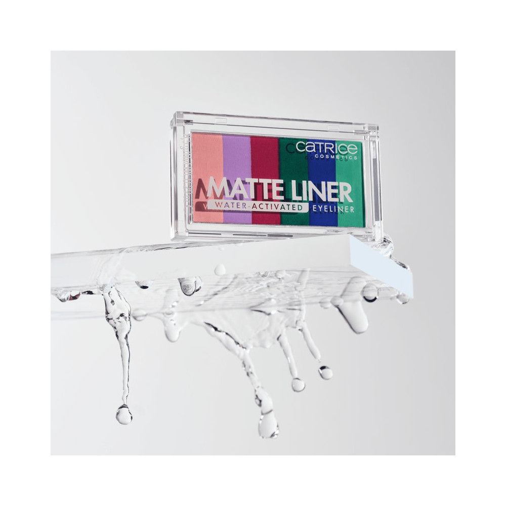 Eyeliner-Palette mit sechs Farben, transparentes Gehäuse. Wasser fließt. Marke Catrice.
