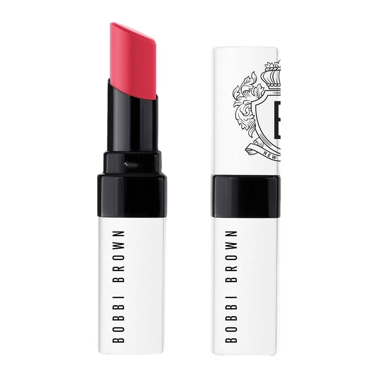 Lippenstift, teilweise ausgefahren, mit roter Spitze. Weißer Stift mit schwarzem Ring und "BOBBI BROWN"-Schriftzug. Geschlossener Stift daneben.