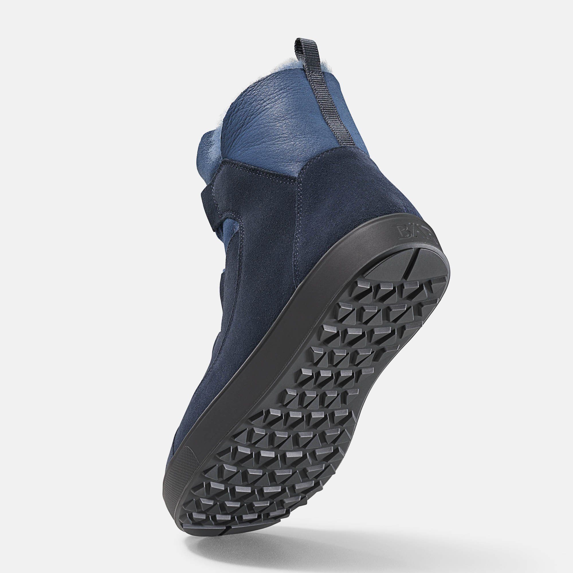 Blaue Stiefelette, Rückansicht. Schwarze Sohle mit Profil. Obermaterial aus Leder und Textil.