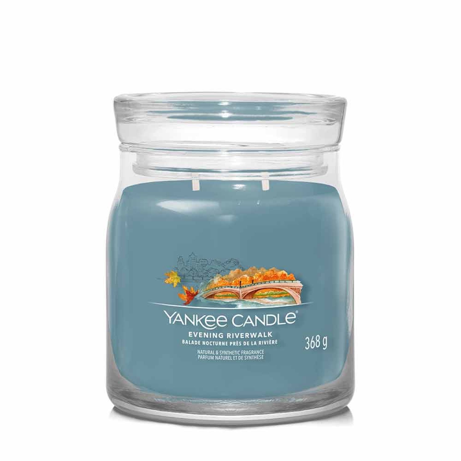 Yankee Candle Duftkerze. Blaues Glas mit Deckel. Aufschrift: Evening Riverwalk. 368 g. Abbildung einer Brücke.