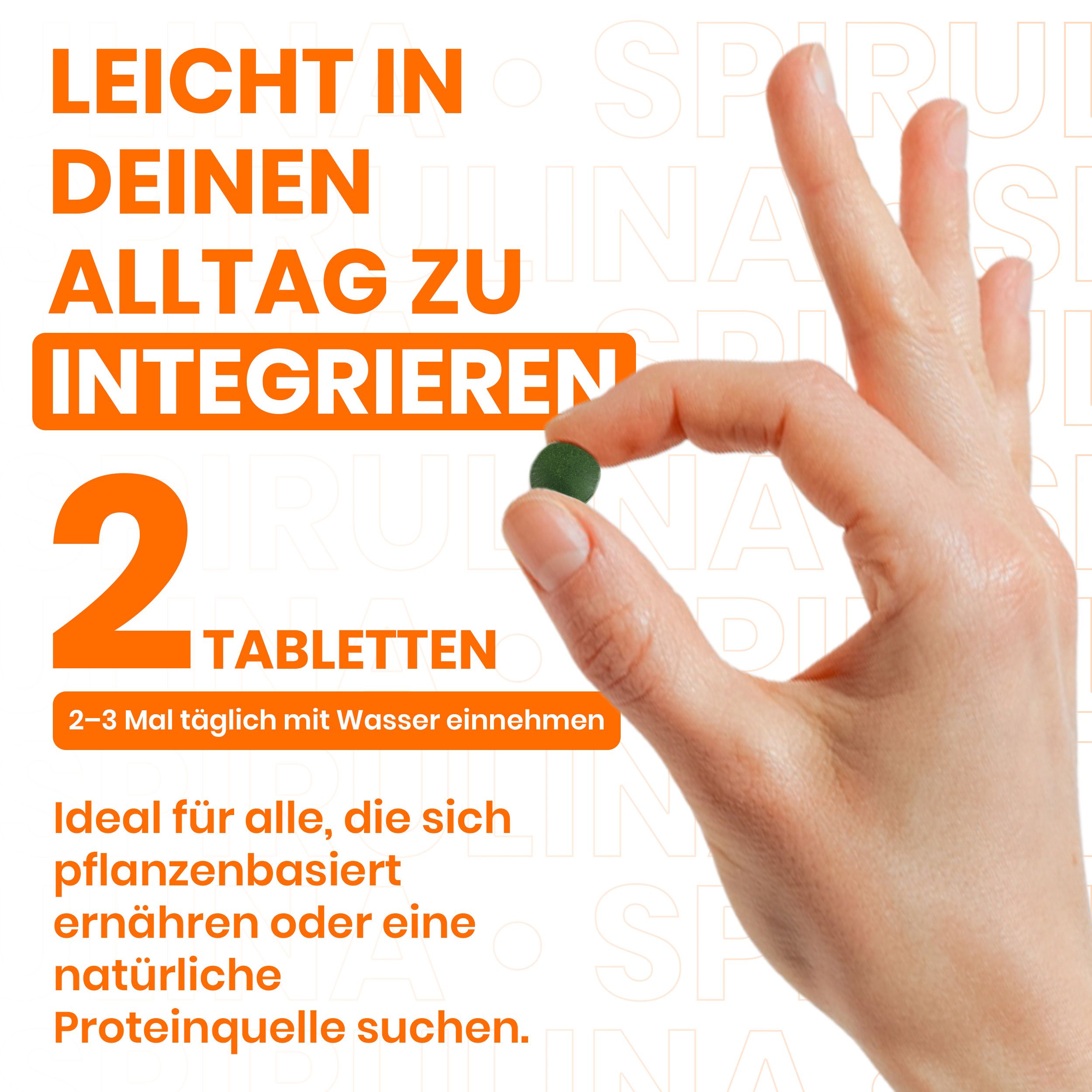 Hand hält eine Spirulina-Tablette. Text: 2 Tabletten. 2-3 mal täglich mit Wasser einnehmen. Ideal für pflanzliche Ernährung.