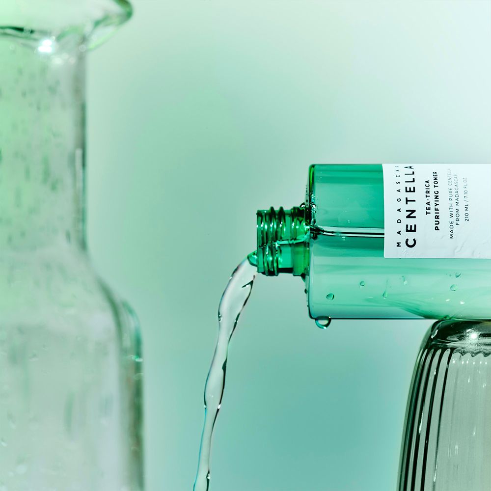 Toner fließt aus der Flasche in ein Glas.