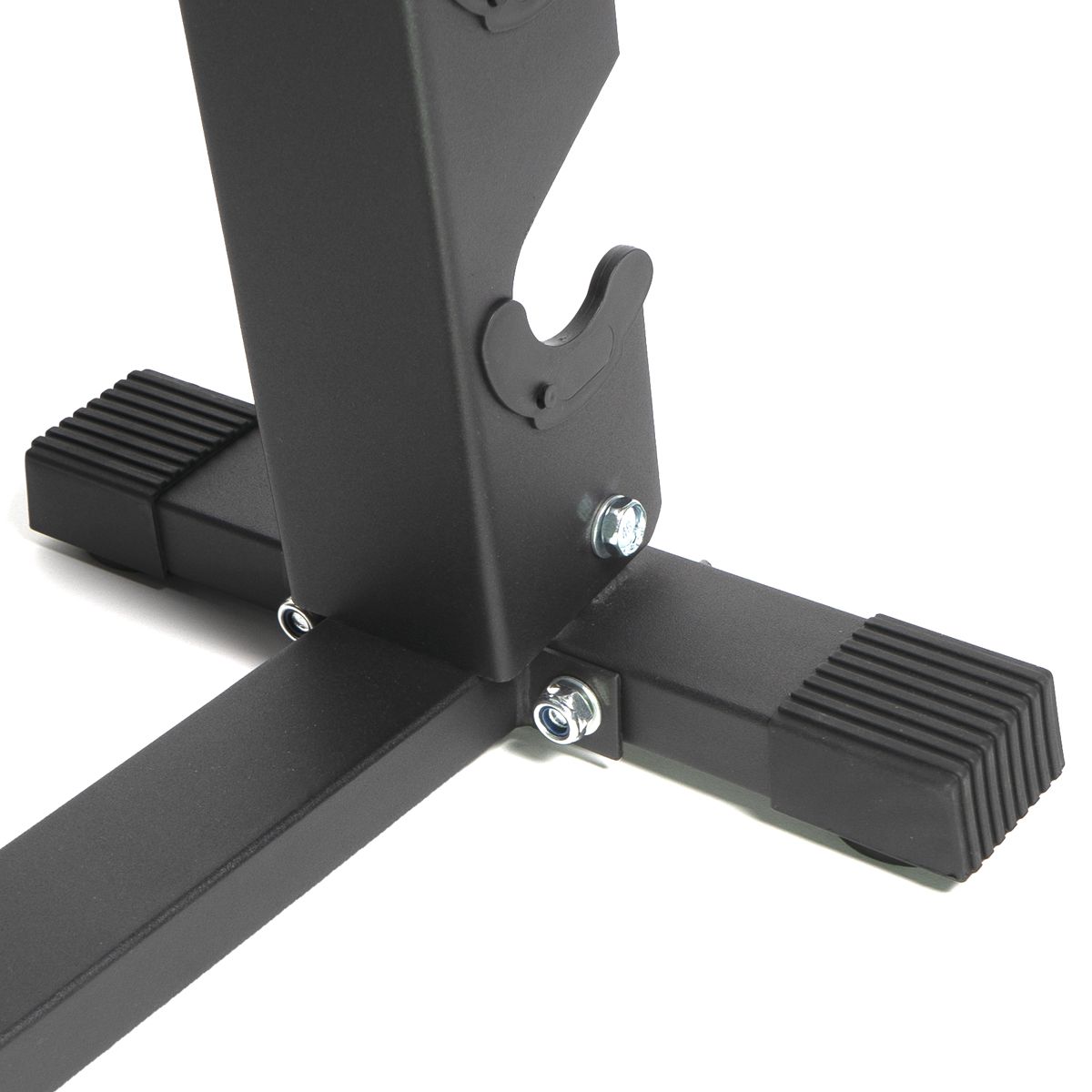 Nahaufnahme des Fußes des Hantelablagegestells. Schwarze Metallkonstruktion mit Gummifüßen.