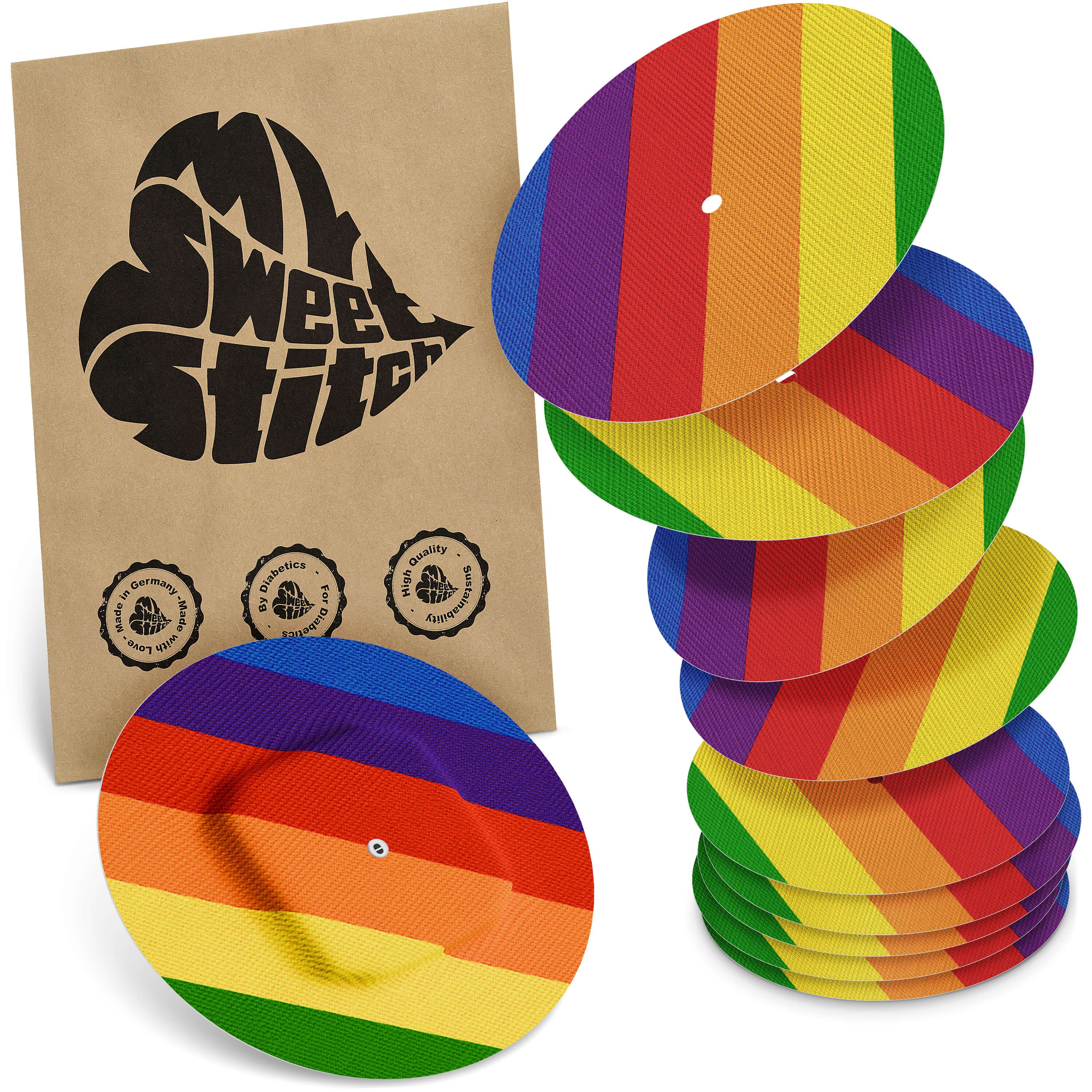 Mehrfarbige runde Pflaster. Verpackung mit Logo "MySweetStitch". Aufkleber mit Regenbogenmuster. Mehrere Pflaster gestapelt.