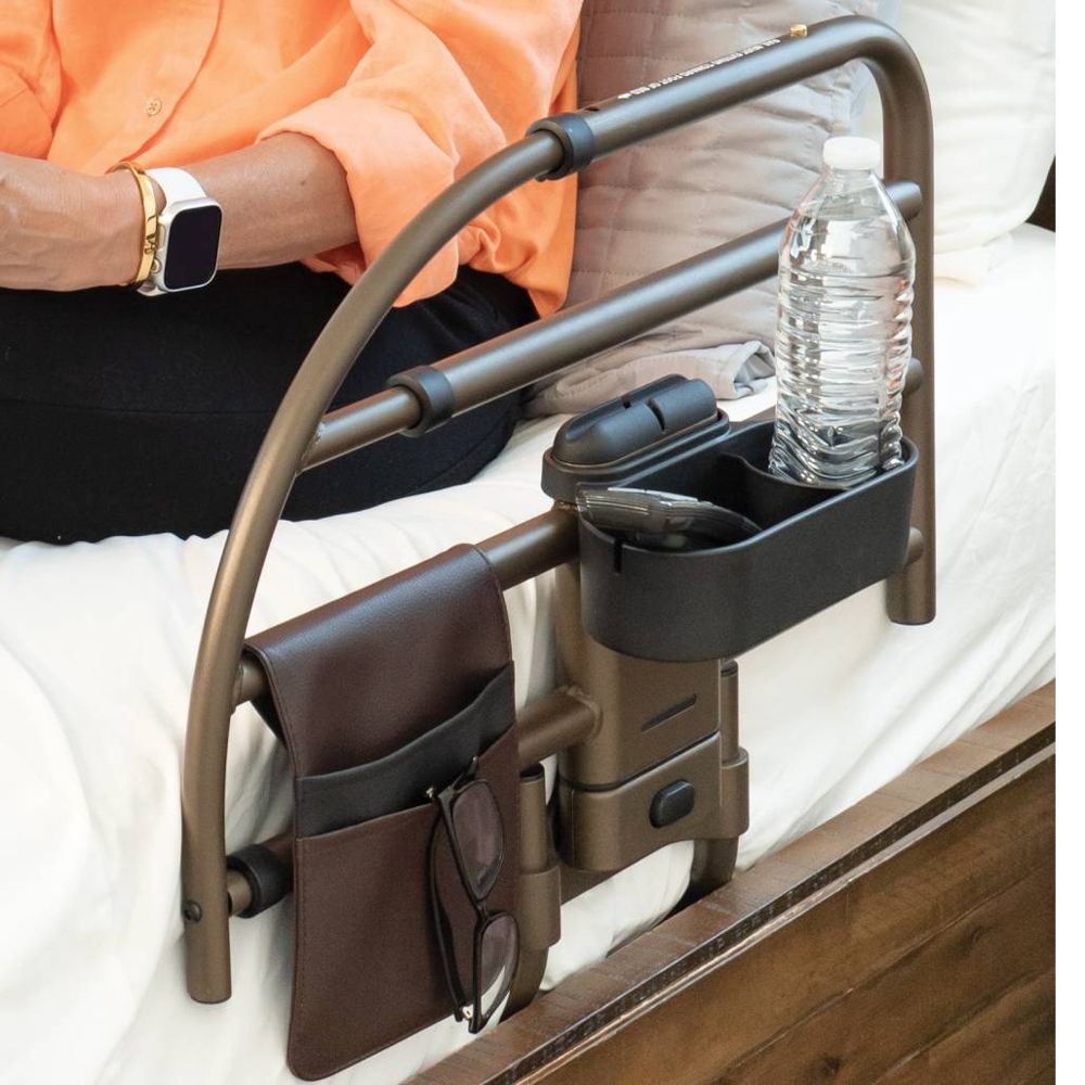 Bett-Haltegriff mit brauner Leder-Organizer-Tasche und schwarzem Tablett für Flasche und Handy.