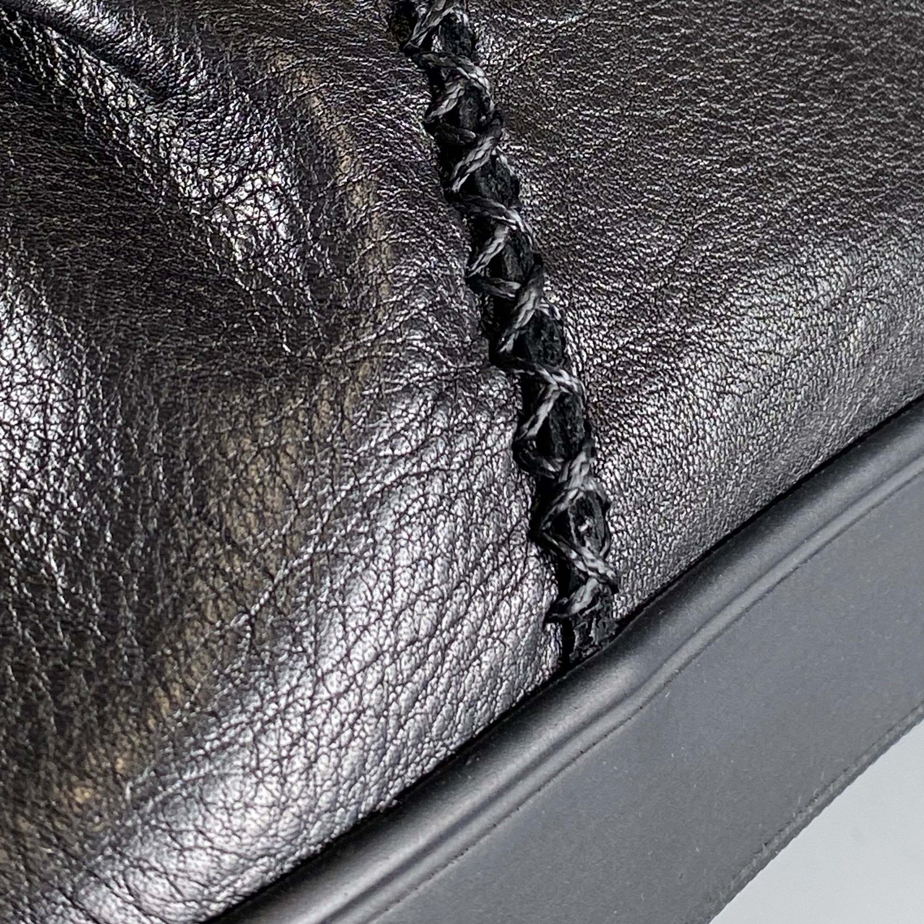 Detailansicht der Ziernaht an einer schwarzen Lederstiefelette.