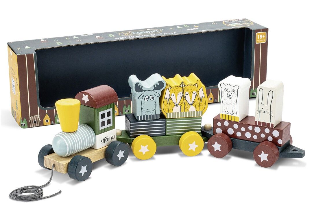 Holz-Eisenbahn mit Tierfiguren in Verpackung. Lokomotive mit Stern, Waggons mit Elch, Füchsen, Bär und Hase. Räder mit Sternen.