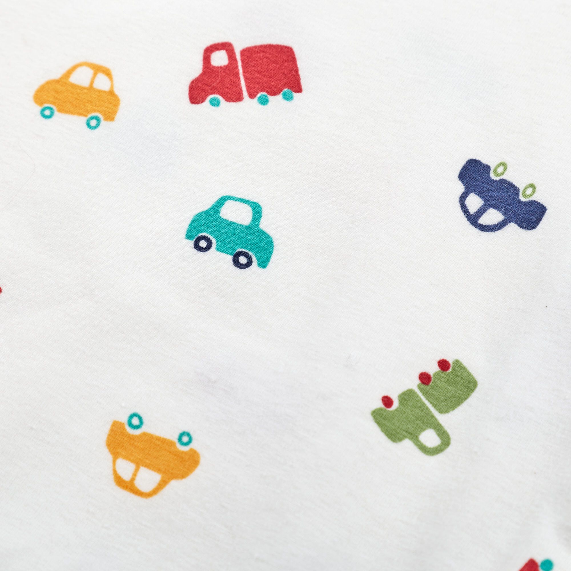 Detailaufnahme des weißen Baby-Bodys mit bunten Auto-Motiven. Verschiedene Auto-Designs.