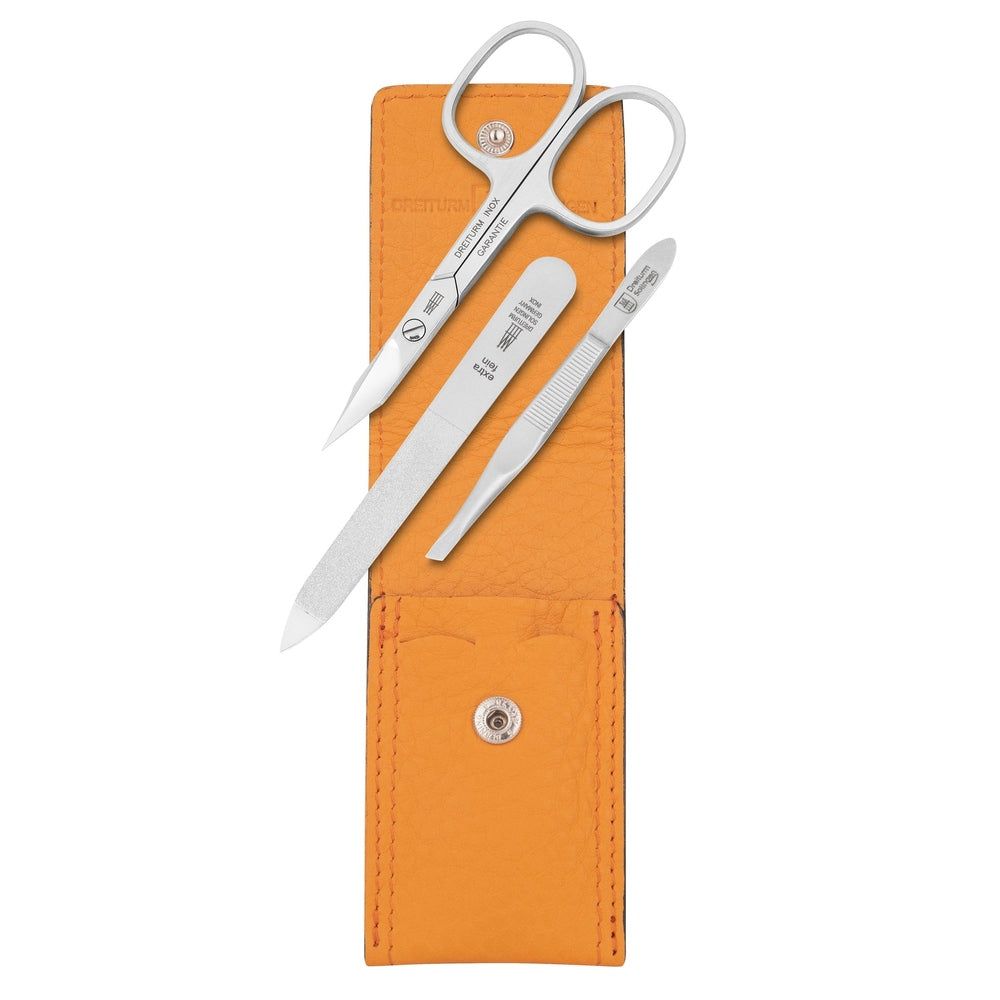 Maniküre-Set mit Schere, Feile und Pinzette in orangefarbener Ledertasche. Werkzeuge aus Metall. Tasche mit Druckknopfverschluss.