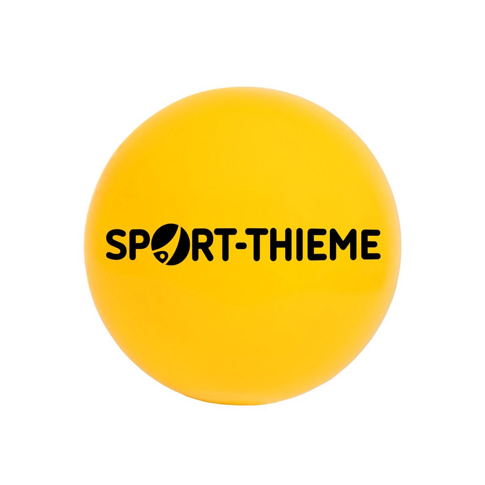 Gelber Ball mit schwarzem Schriftzug SPORT-THIEME. Rundes Produkt, isoliert auf weißem Hintergrund.