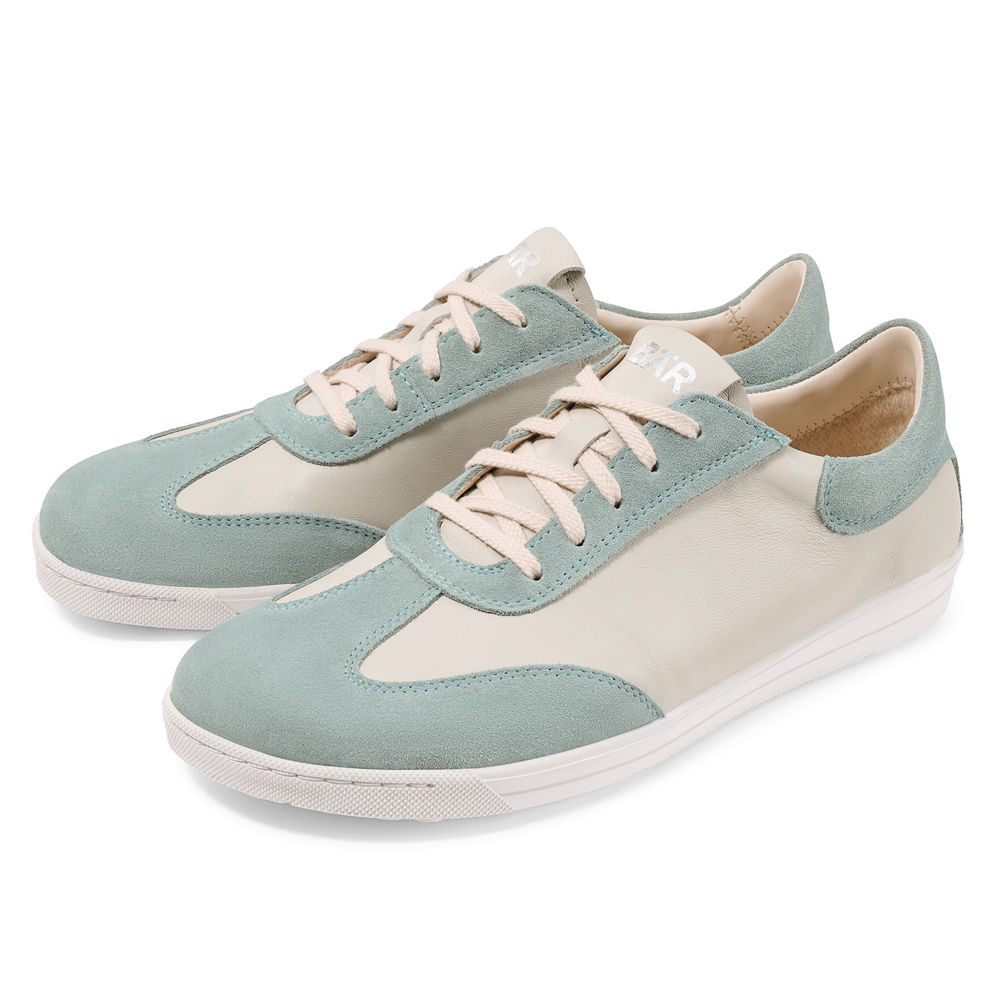 Zwei BÄR Elody Damen-Schnürer. Beige und hellblau. Schnürsenkel. Weiße Sohle. BÄR-Logo auf der Zunge.
