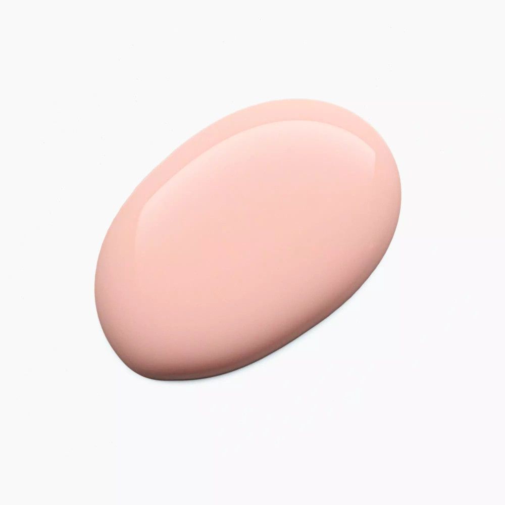 Rosa Nagellack-Tropfen auf weißem Hintergrund. Glänzende Oberfläche.