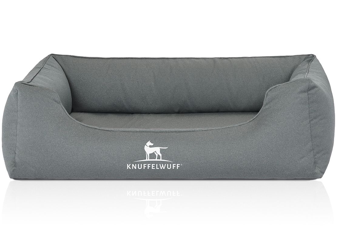 Graues orthopädisches Hundebett Leon. Rechteckige Form mit erhöhten Seiten. Weißes Logo mit Hund und Schriftzug Knuffelwuff.
