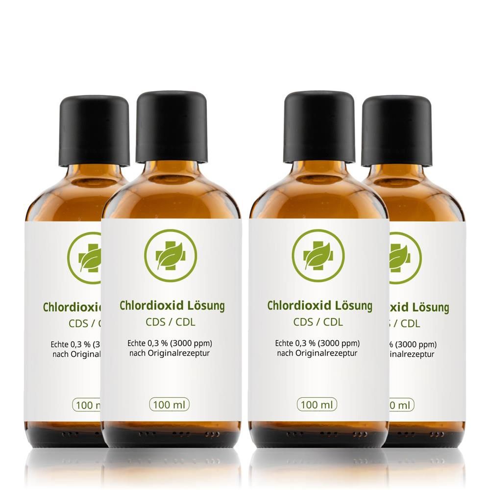 Vier Flaschen mit Etikett. Text: Chlordioxid Lösung CDS/CDL 0,3%. Hersteller: vitalundfitmit100.de. Braune Flaschen mit schwarzen Deckeln.